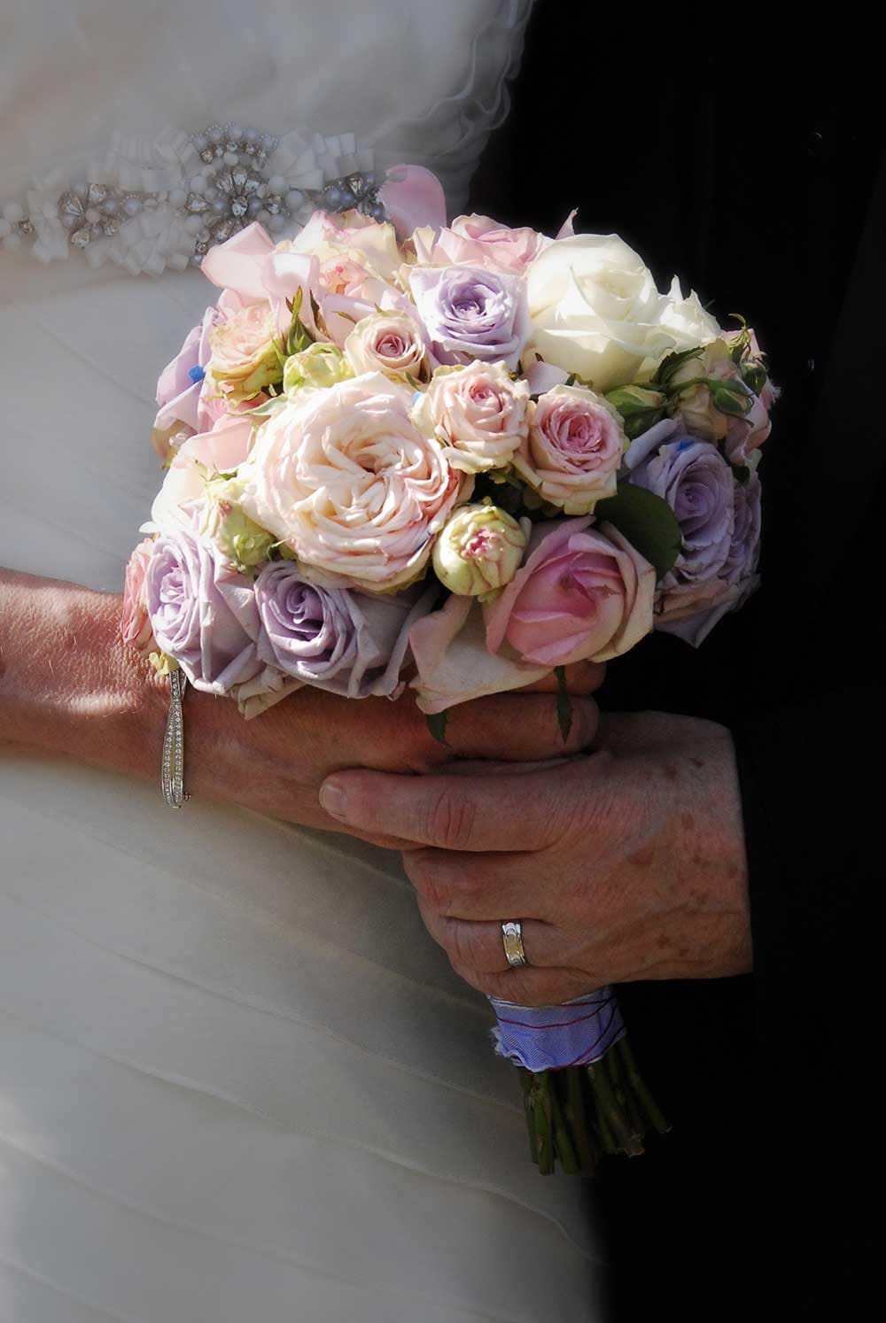 Weddings in and Around Paris 85 Bouquet de mariage tenu par la mariee et le marie