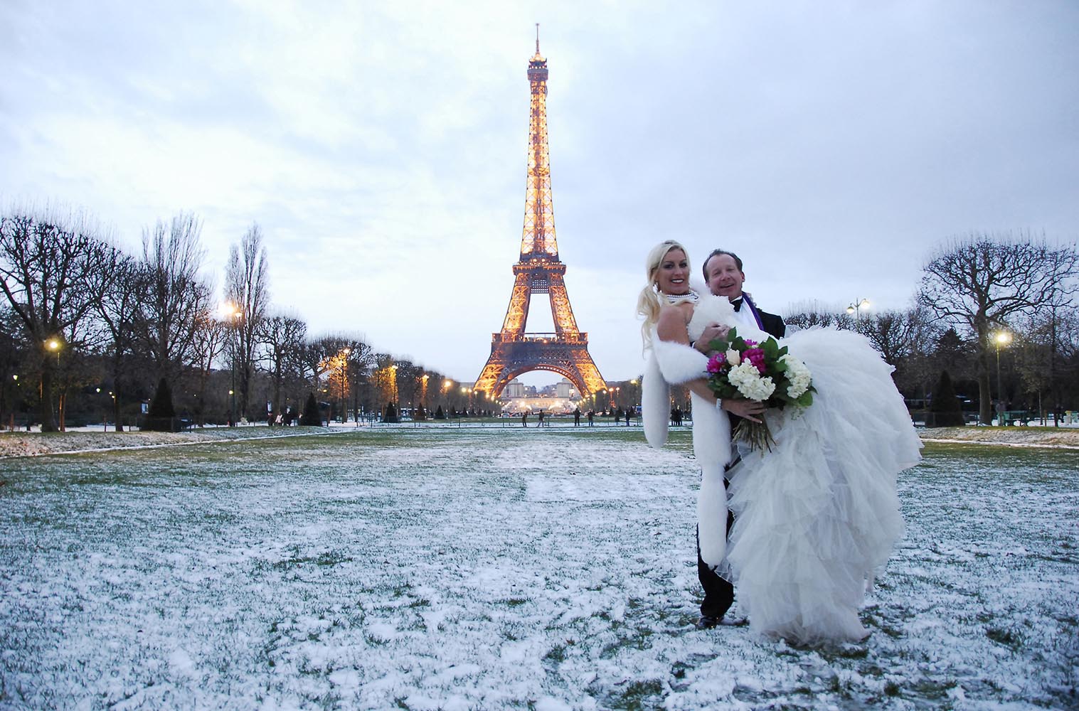Couple de maries, Champ de Mars sous la neige, Paris