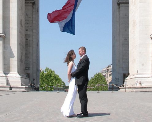 Couple de maries devant l'Arc de Triomphe, Etoile, Paris