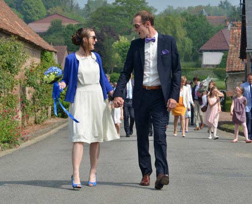 Joyeux couple de maries marchant en banlieue Parisienne