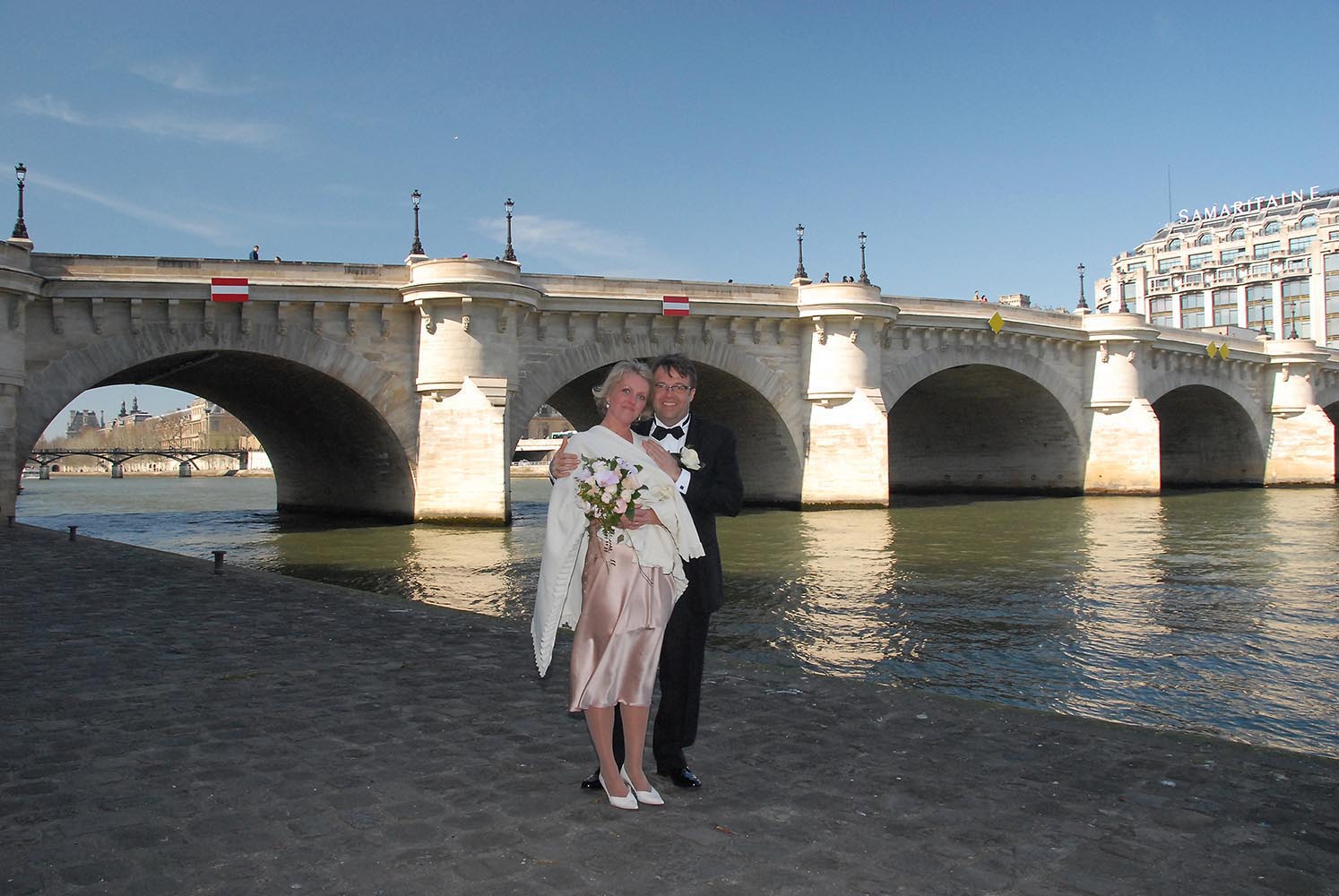 Couple de maries devant le Pont Neuf et la Samaritaine, Paris