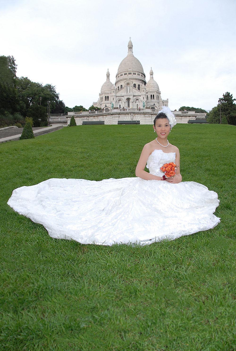 Mariee en robe sur l'herbe du Sacre Coeur, Montmartre, Paris