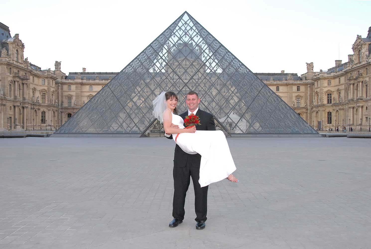 Weddings in and Around Paris 31 Married couple in front of the Louvre pyramid, Paris, France