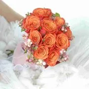 detail mariee avec bouquet orange