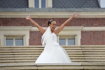 Exemple de joyeuse mariee les mains en l'air apres retouches - Page d'accueil