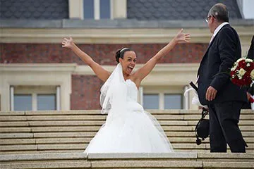 Exemple de joyeuse mariee les mains en l'air avant retouches - Page d'accueil
