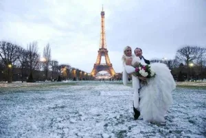 couple maries champ mars neige - photo haig photographe paris